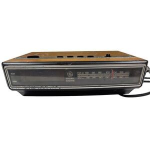 GE Digital Alarm Clock Radio 7-4625A  AM/FM Woodgrain Red Light General Electric